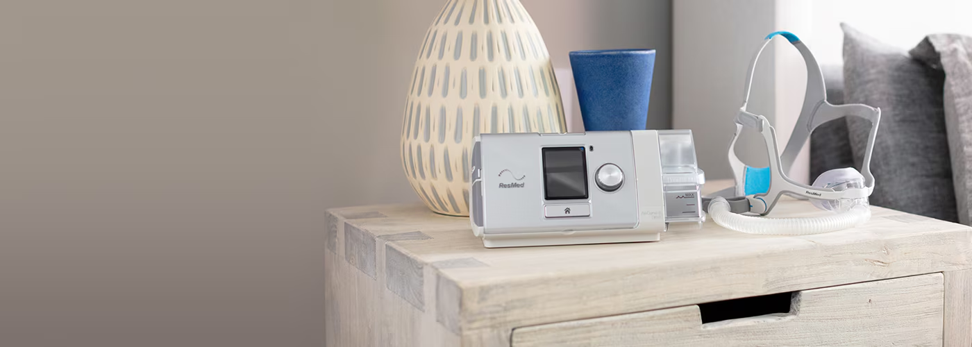 AirCurve 10 VAuto ResMed em mesa ao lado de máscara e tubo