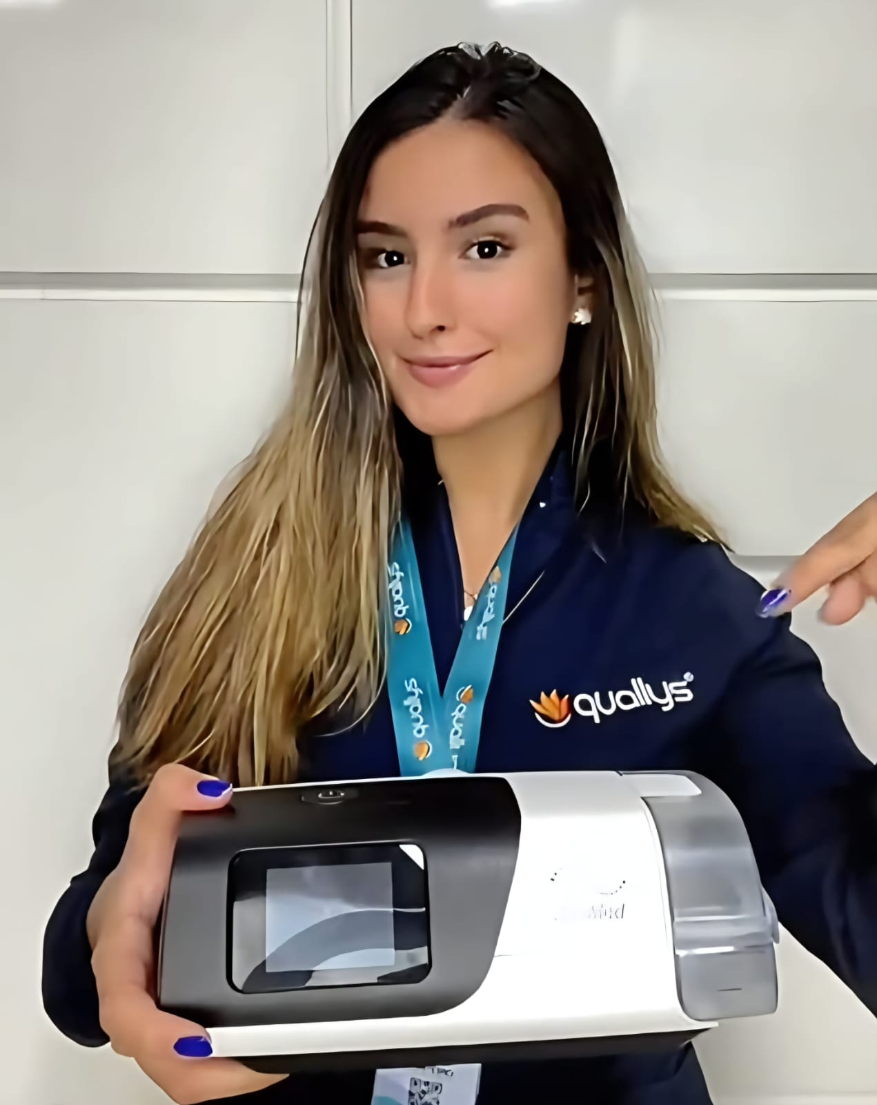 Integrante da equipe Quallys apresenta aparelho da linha AirSense 11