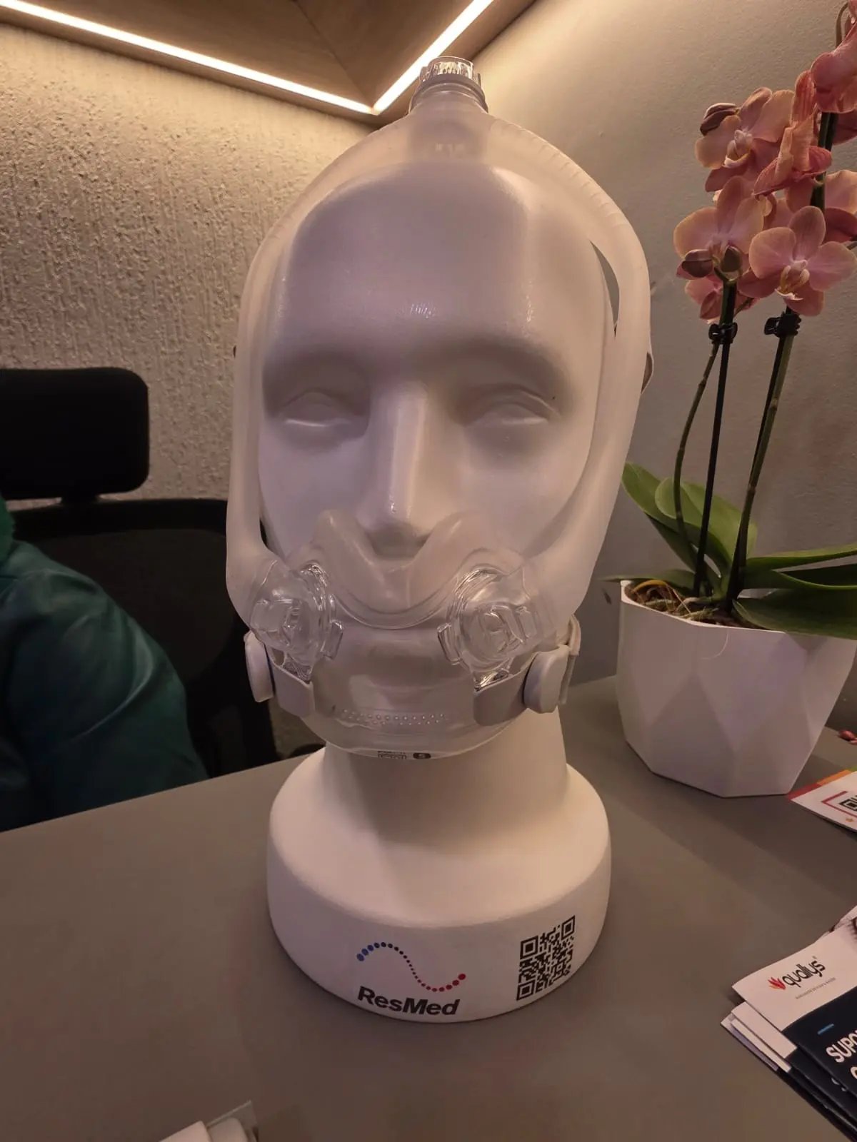 Máscara facial usada na orientação para adaptação ao CPAP na Quallys