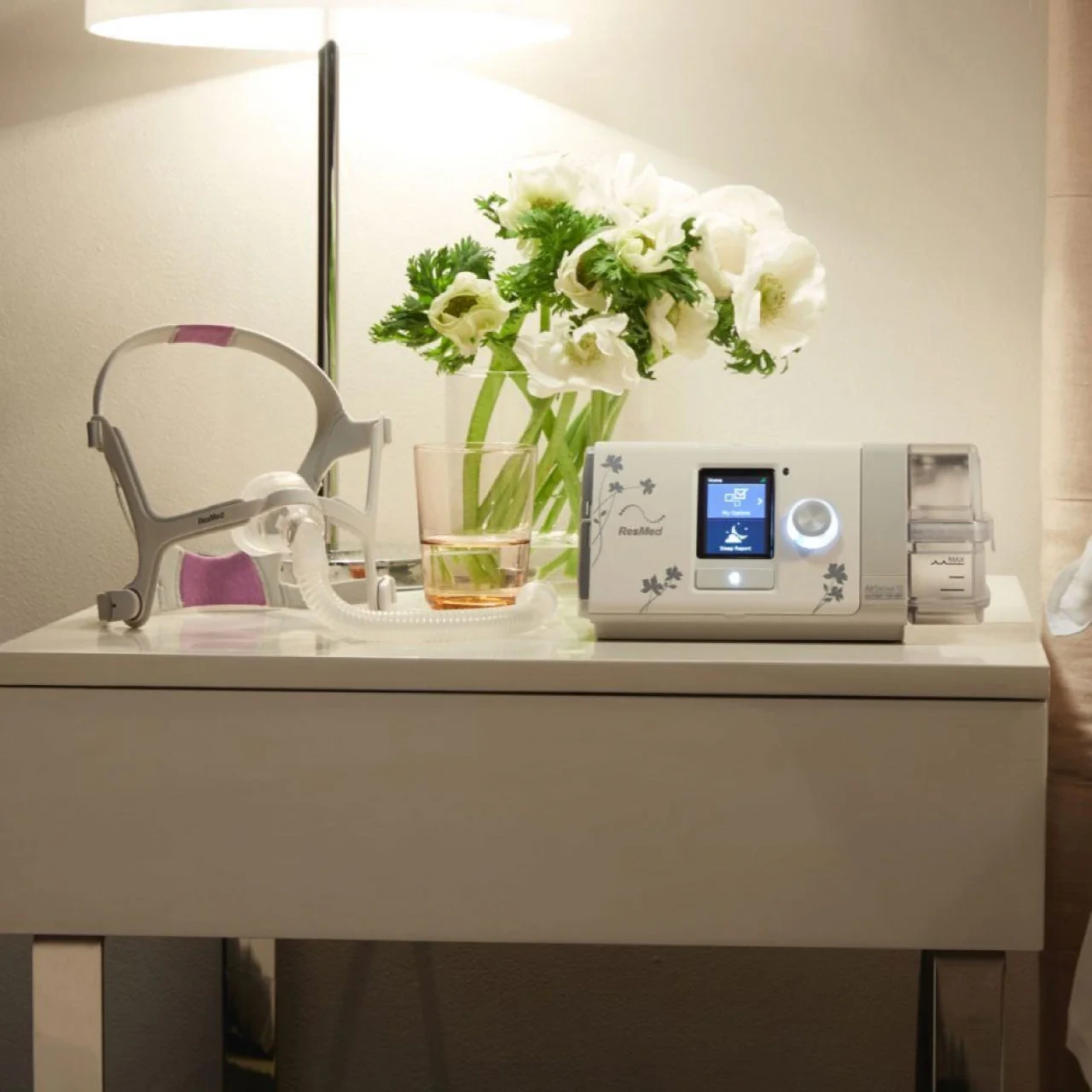 AirSense 10 AutoSet for Her ResMed em uso ao lado da cama