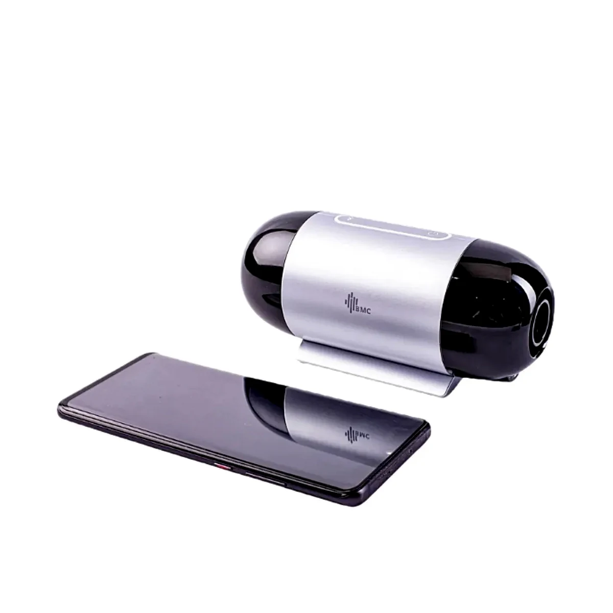 Mini M1 BMC ao lado de smartphone mostrando tamanho compacto